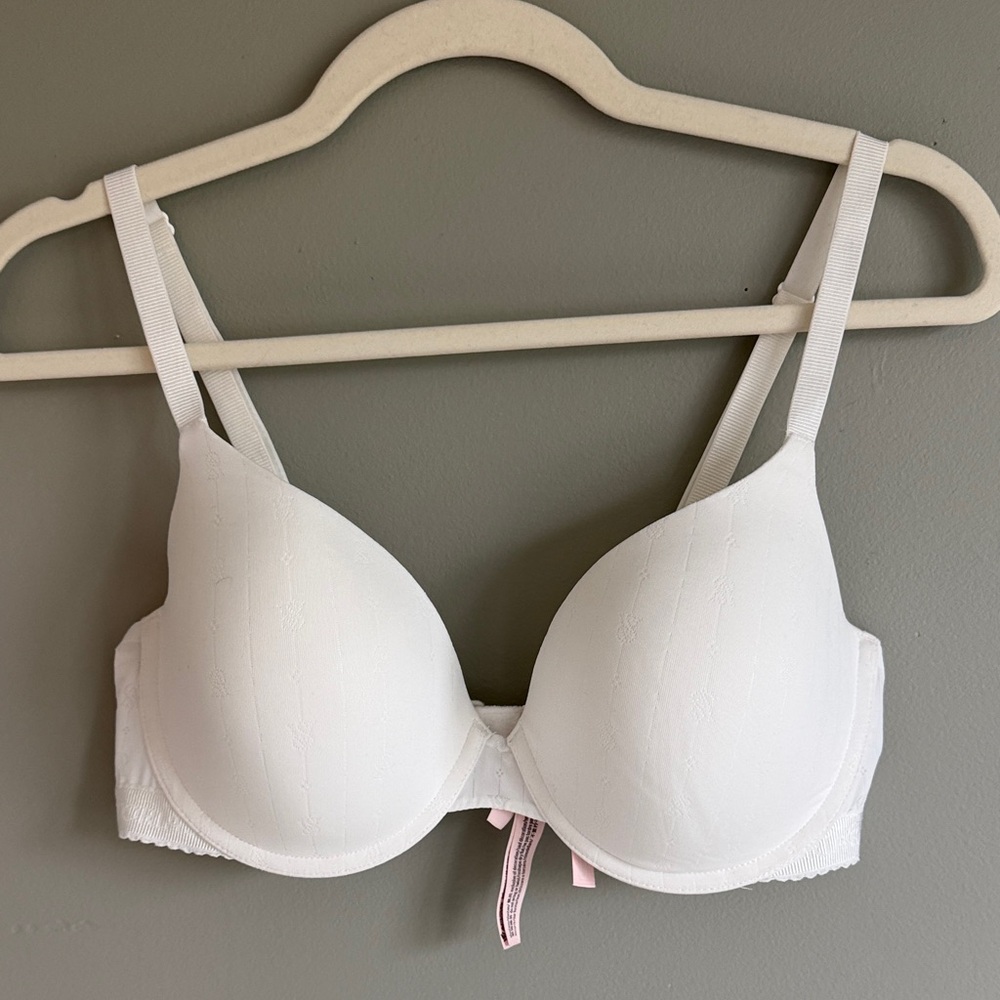 Victoria's Secret T Shirt Lightly Lined Everyday Bra